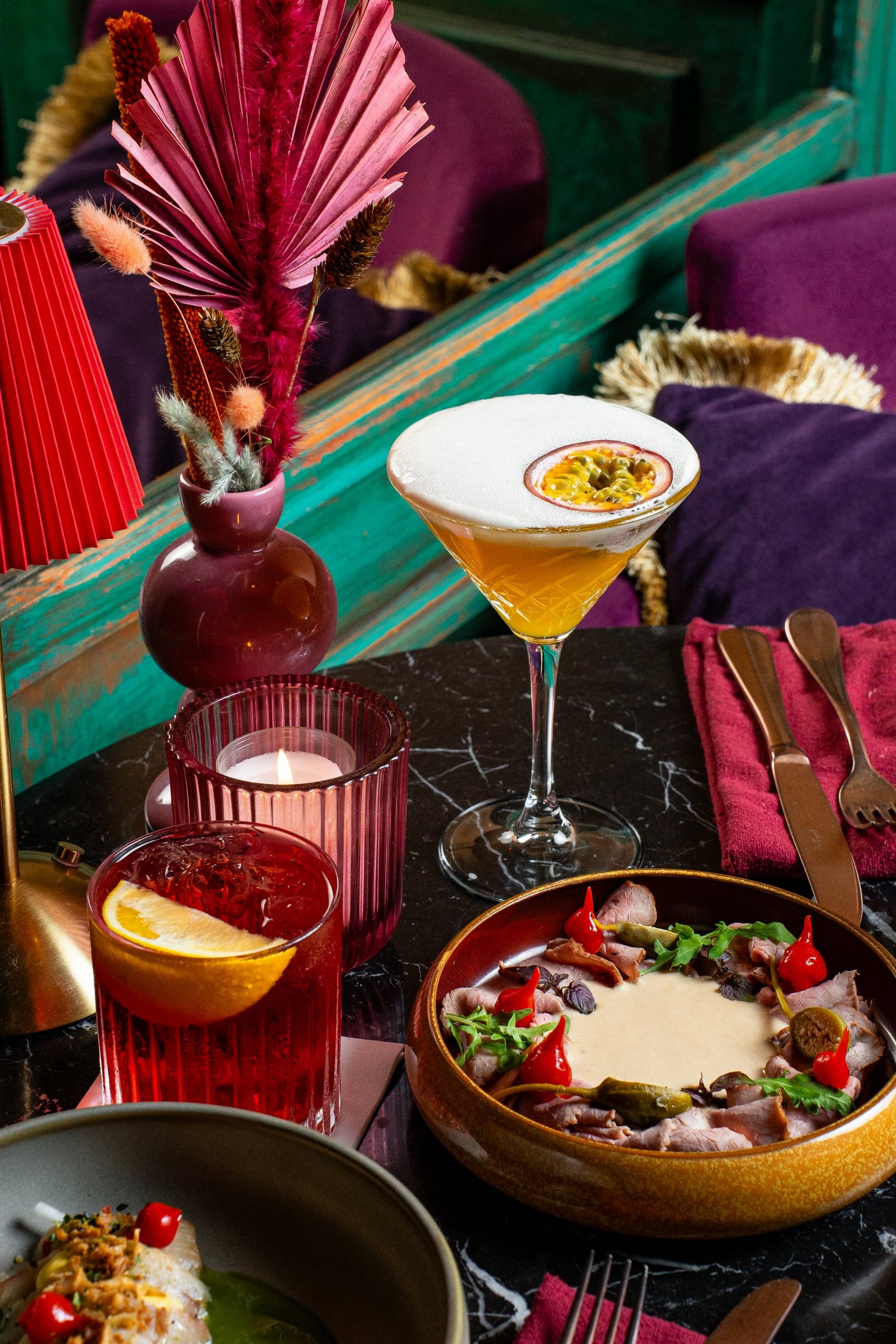 Cocktails en gerechten op de donkere marmeren tafel