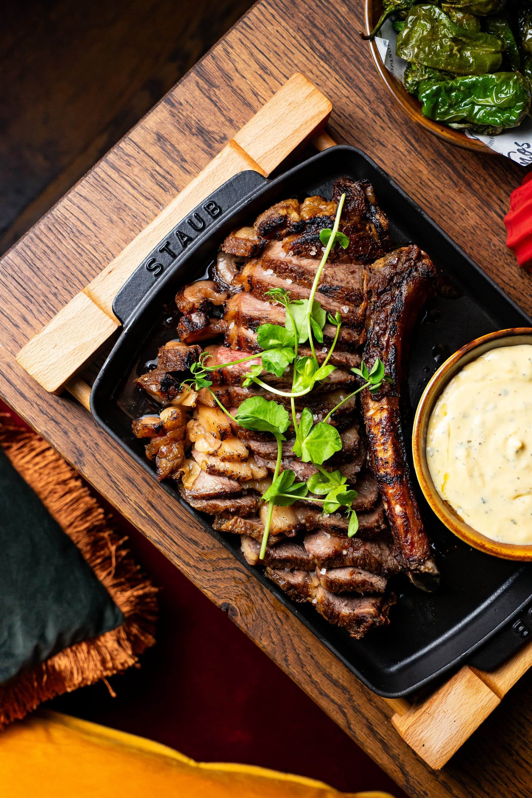 Aangesneden dry-aged côte de boeuf in een gietijzeren pan