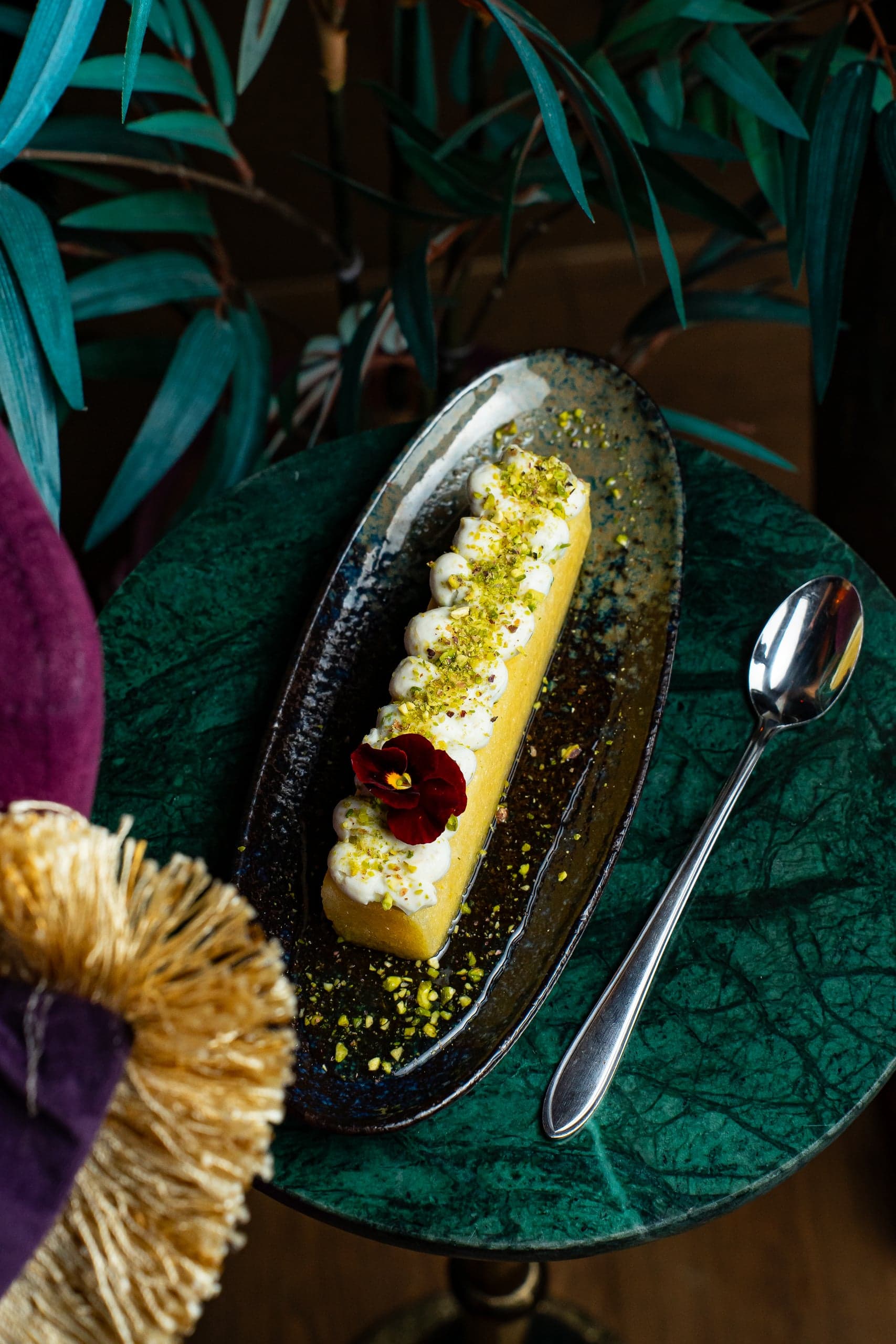 Dessert met pistache op een ovalen schaal
