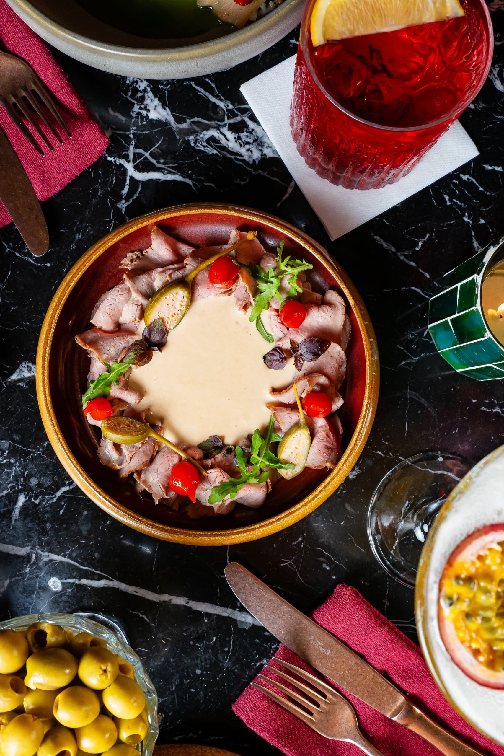 Vitello tonnato tussen olijven en cocktails